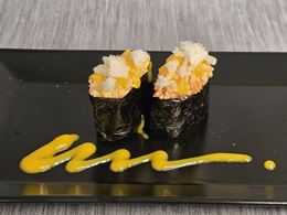 2. Gunkan: Ostra sałatka surimi