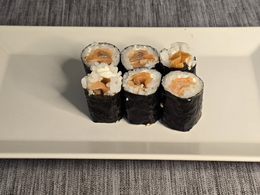 12. Hosomaki: Wędzony łosoś z serkiem 