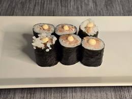 16. Hosomaki: Tuńczyk grillowany z sosem sriracha mayo 