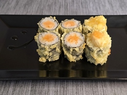 5. Hosomaki w tempurze: Surowy łosoś z sosem śliwkowym