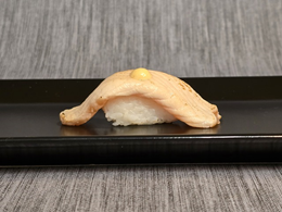 5. Nigiri: Łosoś opalany z sosem sriracha mayo