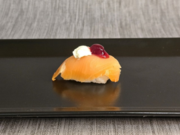 6. Nigiri: Wędzony łosoś z serkiem i żurawiną 