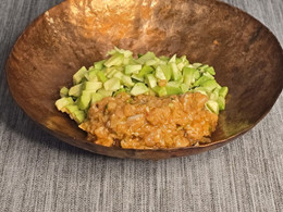 Tatar z łososia podany z awokado i sezamem - 150 g